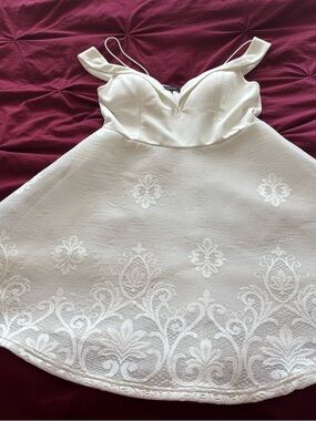 Entry White Lace-Patterned Midi Dress